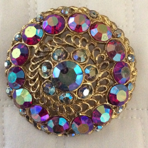 Jewelry - Vintage Iridescent round pin